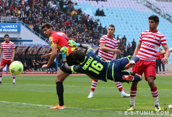 Chamseddine Dhaouadi participant à l'action du premier but contre le Club Africain, le 16 mars 2014 à Radès. (Photo CHALA)