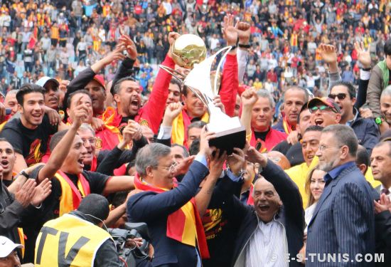 Remise du trophée de champion 2013-2014 aux Sang et Or, après leur victoire sur l'US Monastir, le 4 mai 2014 à Radès. (Photo CHALA)